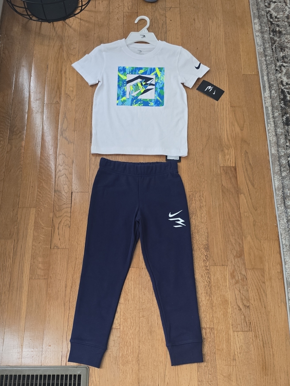 NIKE SIGNATURE BRAND BOYS BLUE JOGGER PANTS AND WHITE SIGNATURE TEE-SHIRT SIZE 6